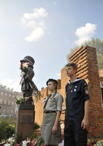 Galeria z uroczystości pod pomnikiem Małego Powstańca 2018 Galeria z uroczystości pod pomnikiem Małego Powstańca 2018